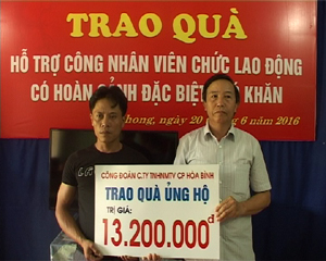 Lãnh đạo Công đoàn Công ty TNHH MTV Cao Phong trao số tiền13.200.000 đồng cho gia đình cháu Bùi Gia Bảo.
